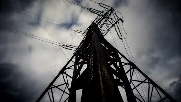 Högspännings transmission pylon. Högspännings tornet Sky bakgrund — Stockvideo