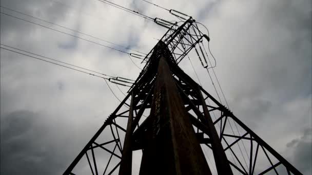 Alta tensão de transmissão pylon.High-voltage torre céu fundo — Vídeo de Stock