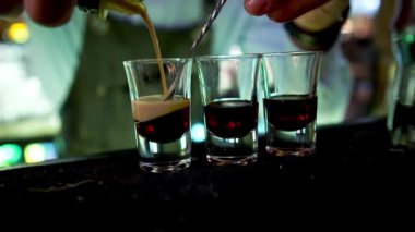 Barmen bir gece kulübünde B-52 kokteyli yapıyor.