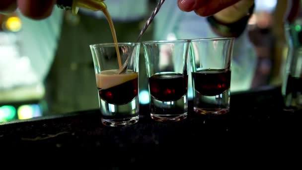 Бармен делает коктейль B-52 в баре ночного клуба — стоковое видео