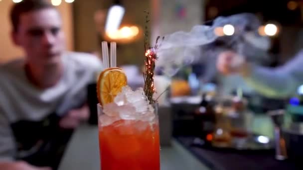 Der Barmann bereitet einen Cocktail zu und zündet ihn an — Stockvideo