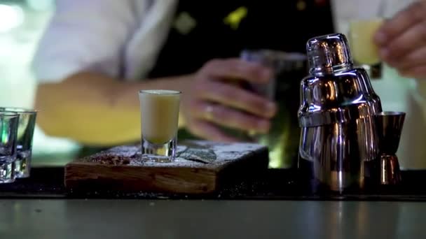 Närbild av bartenders händer sätta tomma skott glas på baren. — Stockvideo