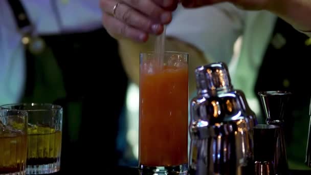 O barman serve uma bebida mista no bar. Beber copos closeup . — Vídeo de Stock