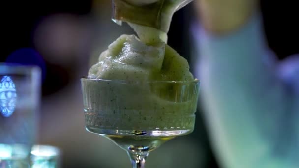 Barman che fa il gelato al pistacchio — Video Stock