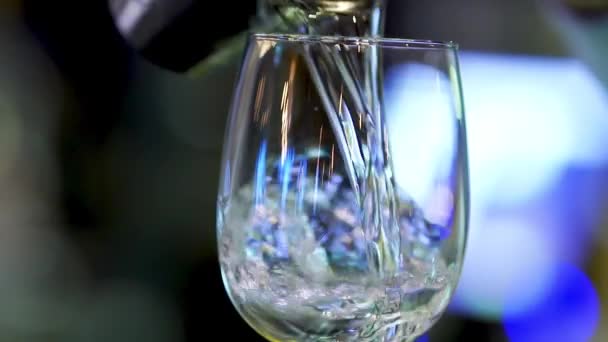 Barman verse de l'eau dans un verre — Video