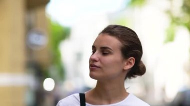 Şehirde güzel bir kız etrafa bakıyor. Portre. El bilgisayarı Çekimi