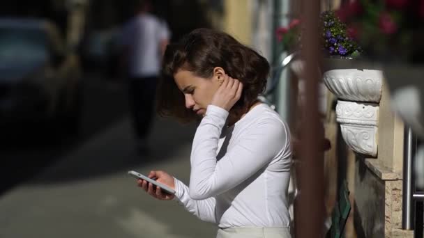 Mooie jonge vrouw alleen tegen muur thuis — Stockvideo