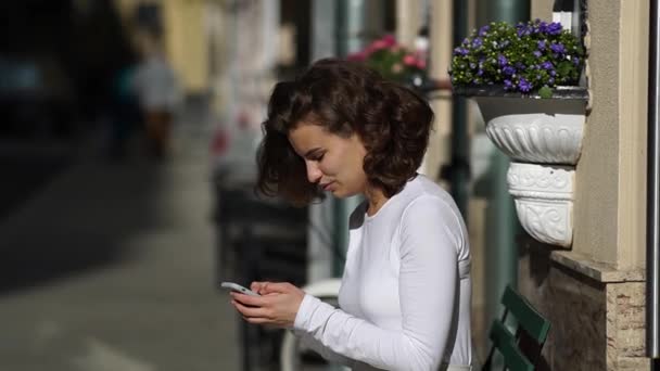 Mooie jonge vrouw alleen tegen muur thuis — Stockvideo