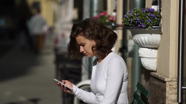 Mooie jonge vrouw alleen tegen muur thuis — Stockvideo