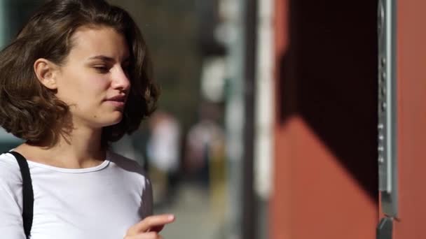 Girl presses the intercom button in the house — Stock Video