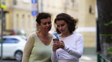 Annesinin akıllı telefonunu kullanarak video çeken güzel bir kız..