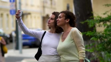 Annesinin akıllı telefonunu kullanarak video çeken güzel bir kız..