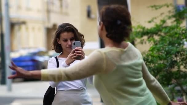 Bella ragazza avendo video utilizzando il suo smartphone mamme utilizzando uno smartphone. — Video Stock