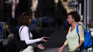 İki kadın şehirde buluşuyor. Cep telefonu izlerken kızların duyguları.