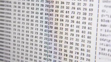 Beyaz arkaplanda bilgisayar ekranı ikili kodunu kapat.