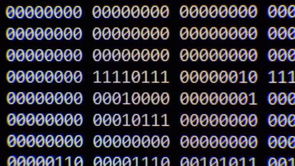 Gros plan sur l'écran de l'ordinateur code binaire sur fond noir. — Video