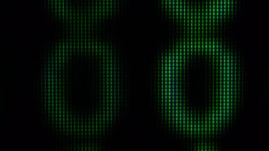 Siyah arkaplan üzerindeki bilgisayar ekran ikili kodunu kapat.