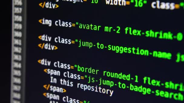 Der Programmtext bewegt sich auf dem Computerbildschirm. Makroaufnahme von Computerbildschirmen — Stockvideo