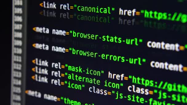 Der Programmtext bewegt sich auf dem Computerbildschirm. Makroaufnahme von Computerbildschirmen — Stockvideo