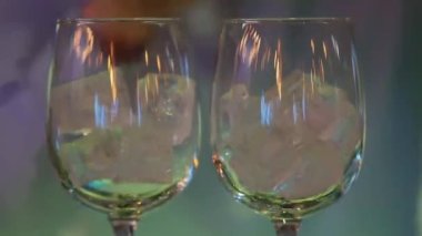 Barmen kokteylleri hazırlar.