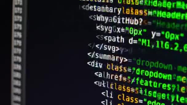 Der Programmtext bewegt sich auf dem Computerbildschirm. Makroaufnahme von Computerbildschirmen — Stockvideo