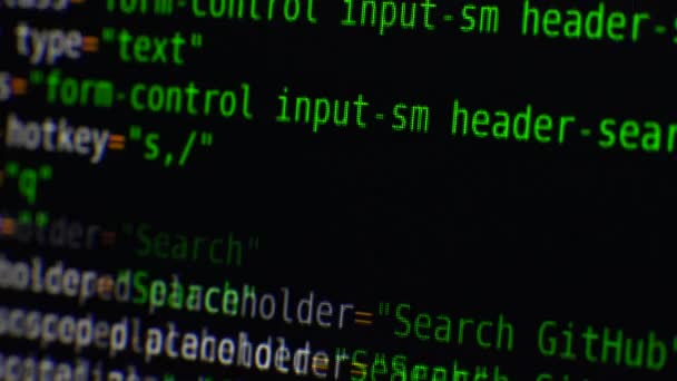 Il testo del programma si muove sullo schermo del computer. Macro sparatoria di esposizione di computer — Video Stock