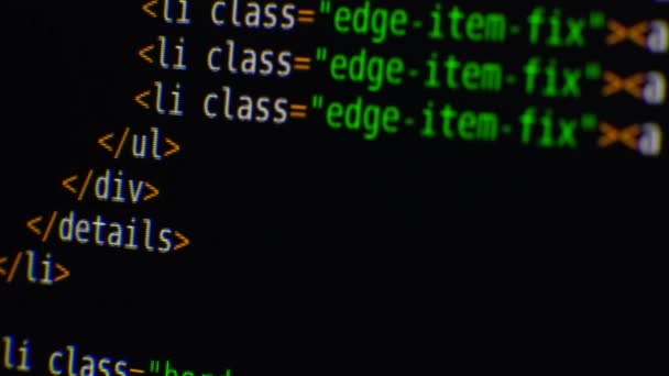 Il testo del programma si muove sullo schermo del computer. Macro sparatoria di esposizione di computer — Video Stock