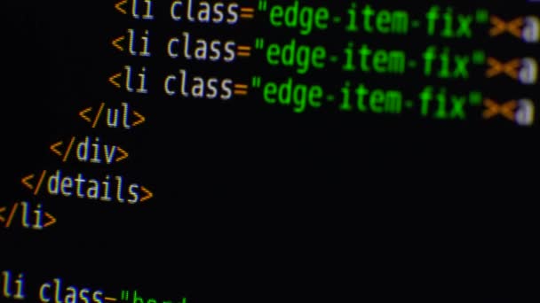 プログラムテキストは、コンピュータ画面上で移動します。コンピュータディスプレイのマクロ撮影 — ストック動画