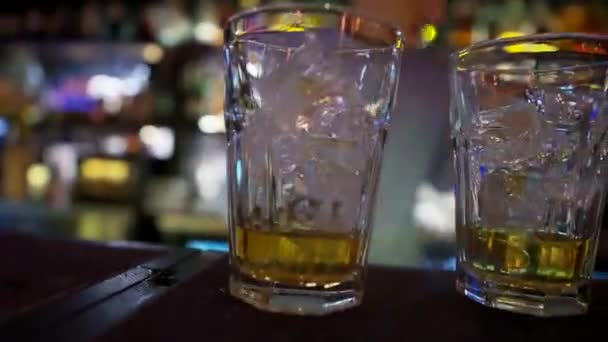 Barkeeper macht Cocktails aus nächster Nähe — Stockvideo
