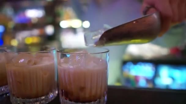 Barman fait des cocktails de près — Video