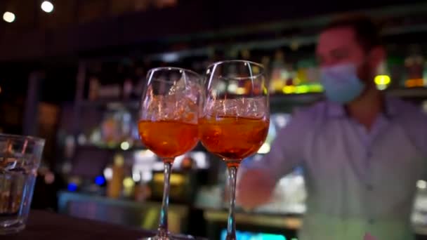 Barkeeper macht Cocktails aus nächster Nähe — Stockvideo