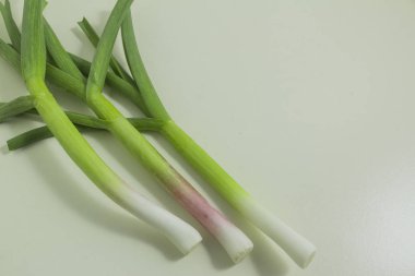 Kendi elleriyle onun bahçesinde yetiştirilen yeşil sarımsak.