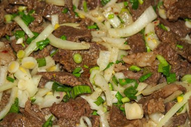 Sulu biftek, kavrulmuş tecrübeli, Yeşiller ve soğan ile kısık ateşte.