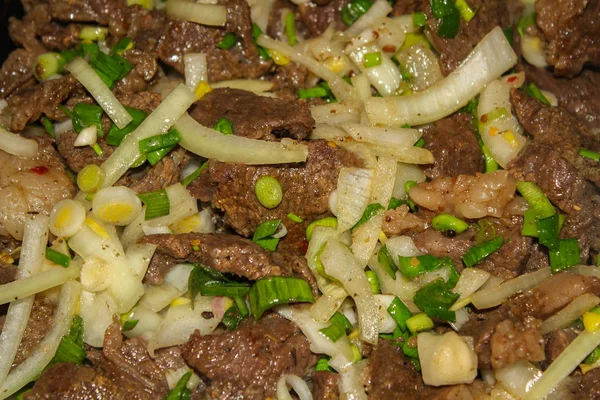 Carne Suculenta Assada Fogo Baixo Com Temperos Verduras Cebolas — Fotografia de Stock