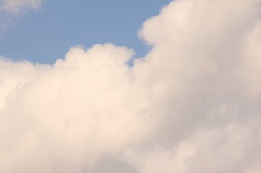 Mavi gökyüzüne karşı beyaz bulutlar.