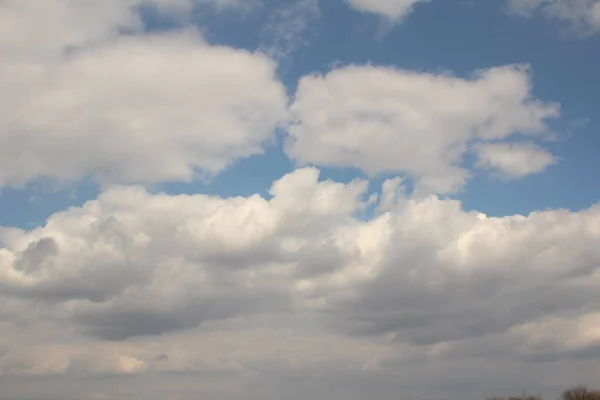 Nuages Blancs Contre Ciel Bleu — Photo