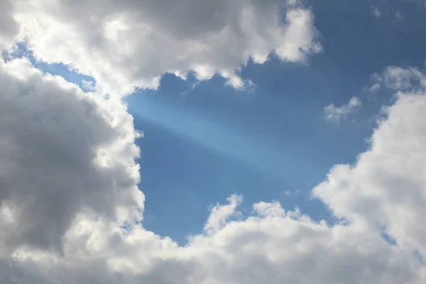 Weiße Wolken Vor Blauem Himmel — Stockfoto