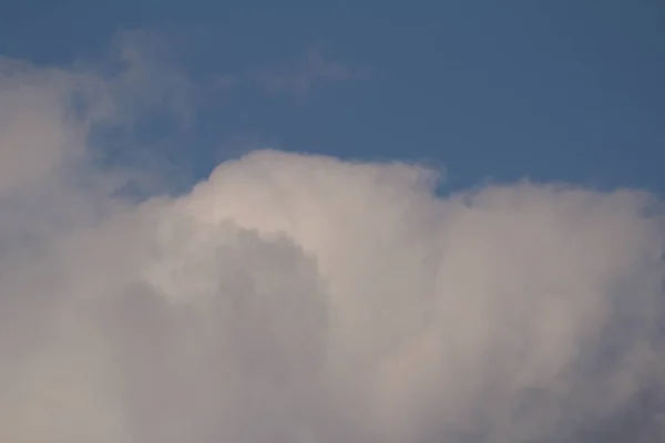 Nuages Blancs Contre Ciel Bleu — Photo