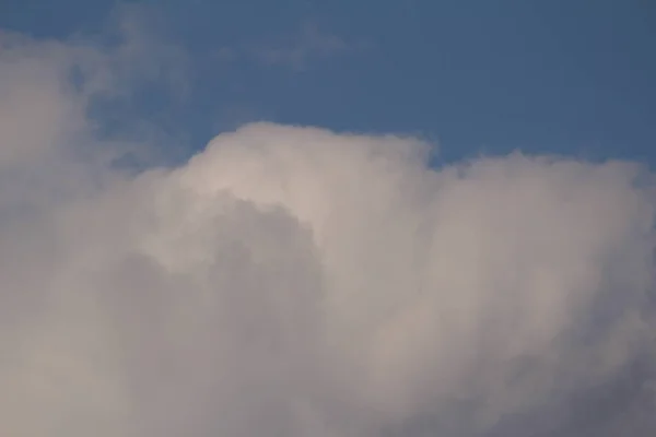 Nuages Blancs Contre Ciel Bleu — Photo