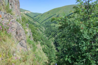 Kafkas Dağları, yüksek dağlar, yeşil çayırlar ve karla kaplı dağlar.