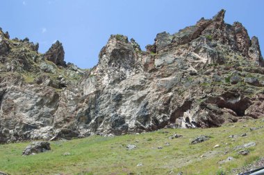 Kafkas Dağları, yüksek dağlar, yeşil çayırlar ve karla kaplı dağlar.