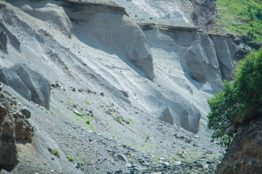 Kafkas Dağları, yüksek dağlar, yeşil çayırlar ve karla kaplı dağlar.