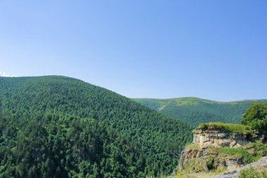 Kafkas Dağları, yüksek dağlar, yeşil çayırlar ve karla kaplı dağlar.