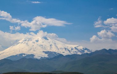 Kafkas Dağları, yüksek dağlar, yeşil çayırlar ve karla kaplı dağlar.
