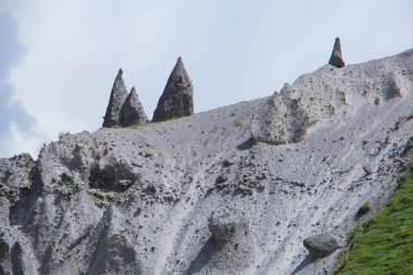 Kafkas Dağları, yüksek dağlar, yeşil çayırlar ve karla kaplı dağlar.