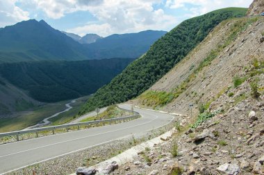Kafkas Dağları, yüksek dağlar, yeşil çayırlar ve karla kaplı dağlar.