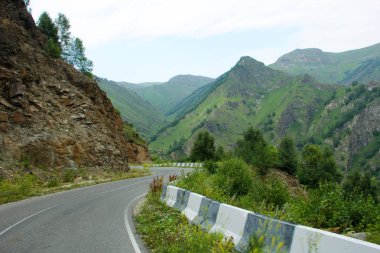 Kafkas Dağları, yüksek dağlar, yeşil çayırlar ve karla kaplı dağlar.