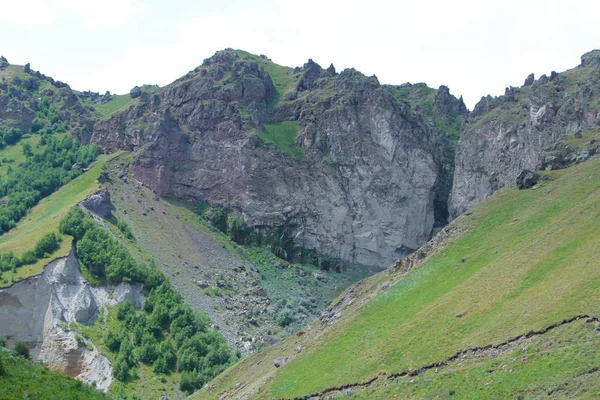 Кавказские Горы Высокие Горы Зеленые Луга Заснеженные Горы — стоковое фото