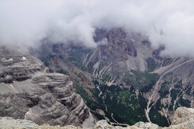 Mount Tofana di Mezzo-3244 m., Dolomites, İtalya üzerinden görüntülemek.