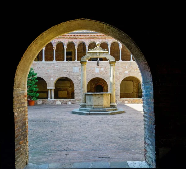 Посмотрите Внутренний Дворик Базилики Святого Стефана Болонья Италия — стоковое фото